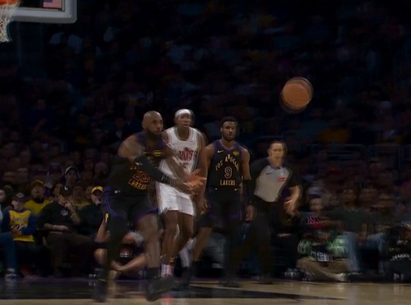 开云体育登录入口-攻防发力！湖人抢断哈登 詹姆斯端球长传助拉拉维亚反击暴扣